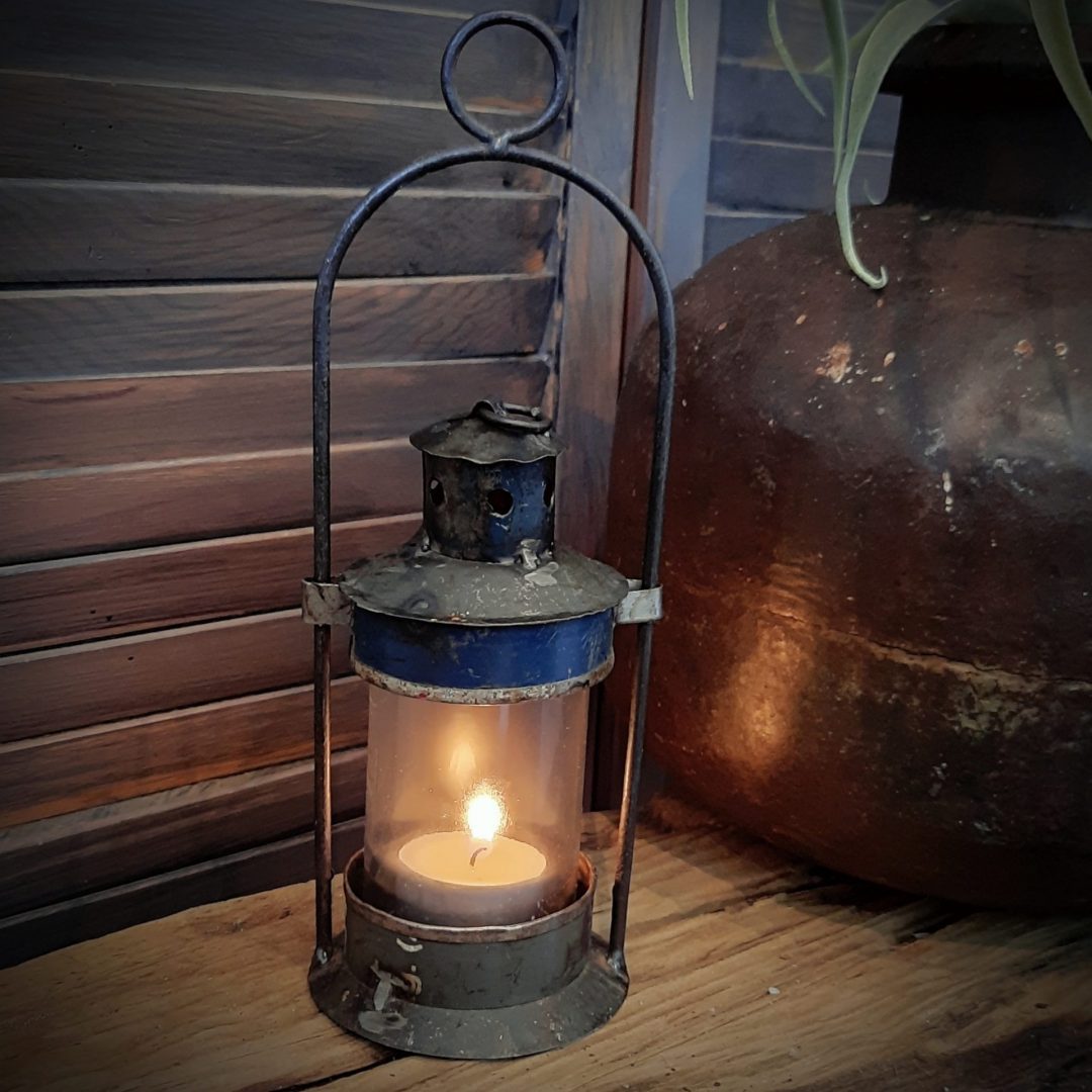 man Uittrekken De stad Metalen lantaarn voor waxinelicht. Vintage. - Huisvolsfeer